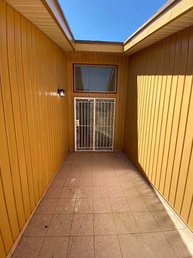 Foto del edificio - EASTSIDE DUPLEX FOR RENT