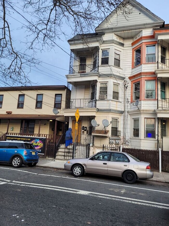 3 bedrooms on the 3rd Floor with Central Hot Air, and an Available backyard - 3 bedrooms on the 3rd Floor with Central Hot Air, and an Available backyard House