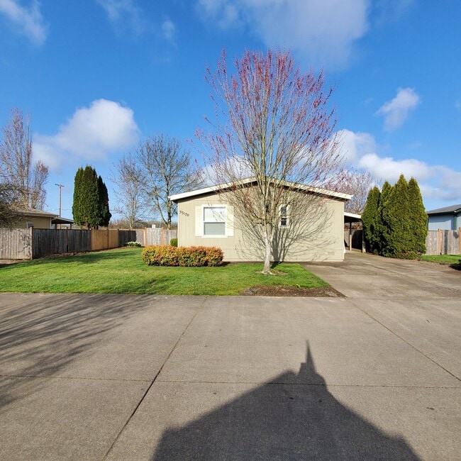 Building Photo - Pet Friendly 3 Bed : 2Bath Home w/ a Carport