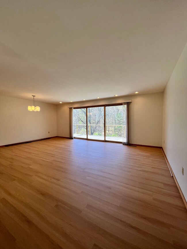 Open Concept Living/Dining - 467 Tunnel Rd