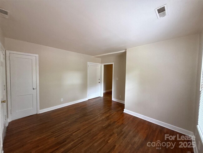 Foto del edificio - 2729 Bancroft St