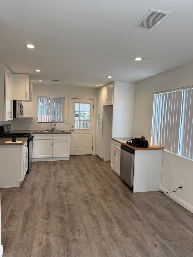 Cocina - 154 S Grand Oaks Ave