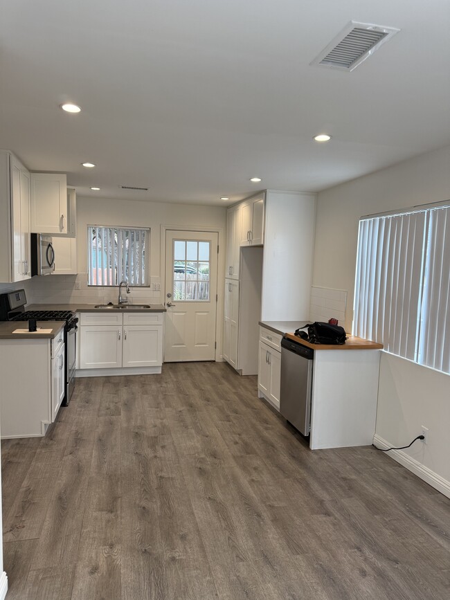 Kitchen - 154 S Grand Oaks Ave