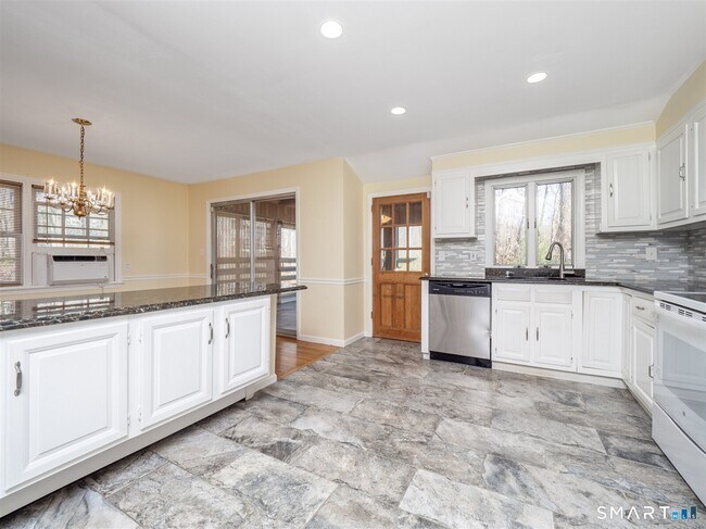 Foto del edificio - 267 Thayer Pond Rd