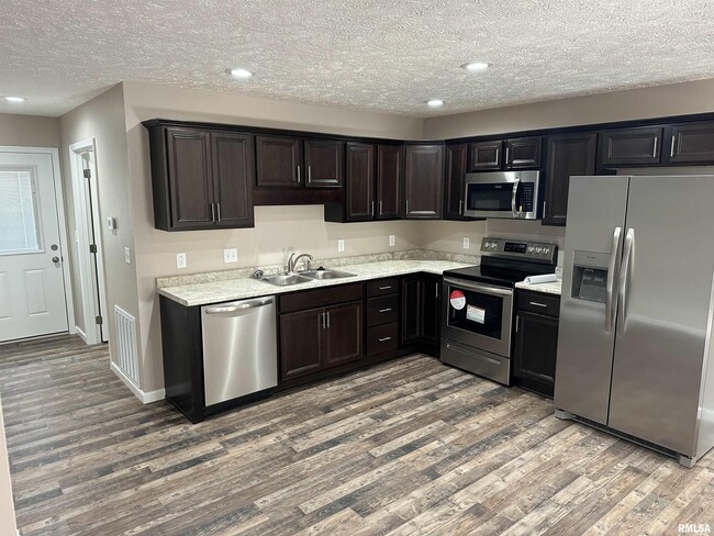 Building Photo - 408 S Van Buren St