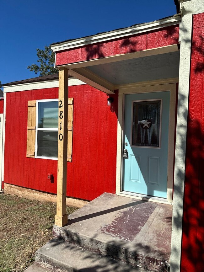 Foto del edificio - COMPLETE REMODEL! 2 bed 1 bath 1 car garage!