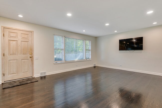 Building Photo - 7330 N Kilbourn Ave