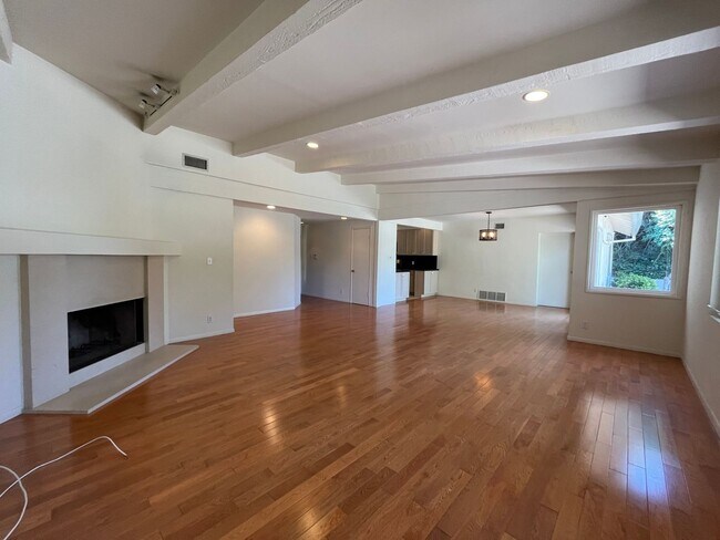 Foto del edificio - A hidden gem with tree-top view. Tranquil and private. Light and airy