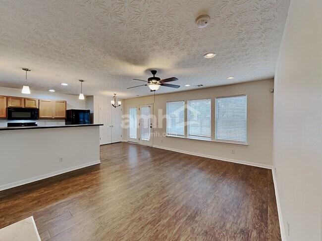Building Photo - 307 Meadows Ln