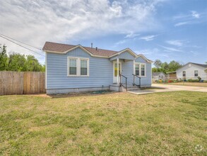 Building Photo - 3924 Thomas Dr