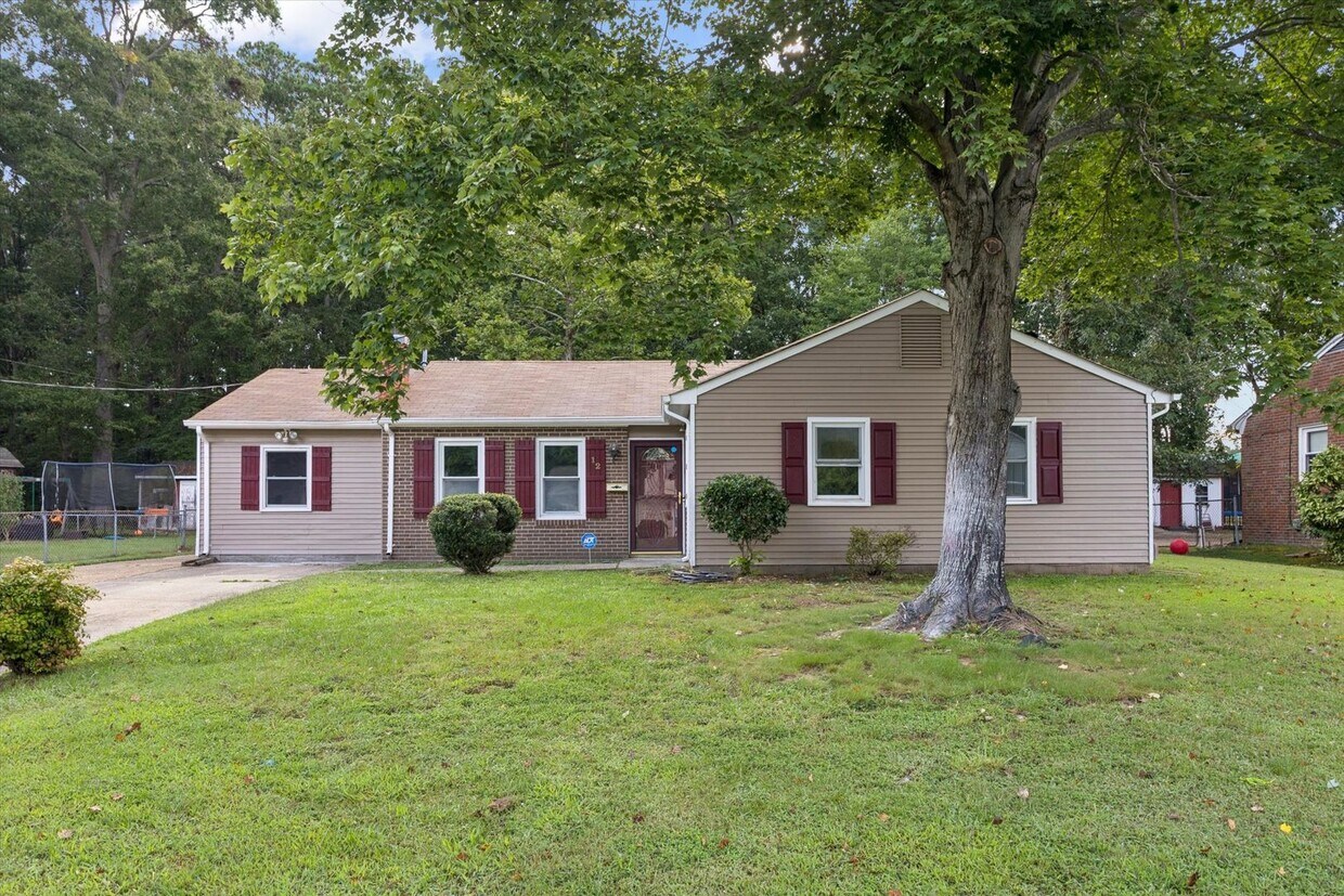 Foto principal - Updated Four bedroom, two full bathroom home