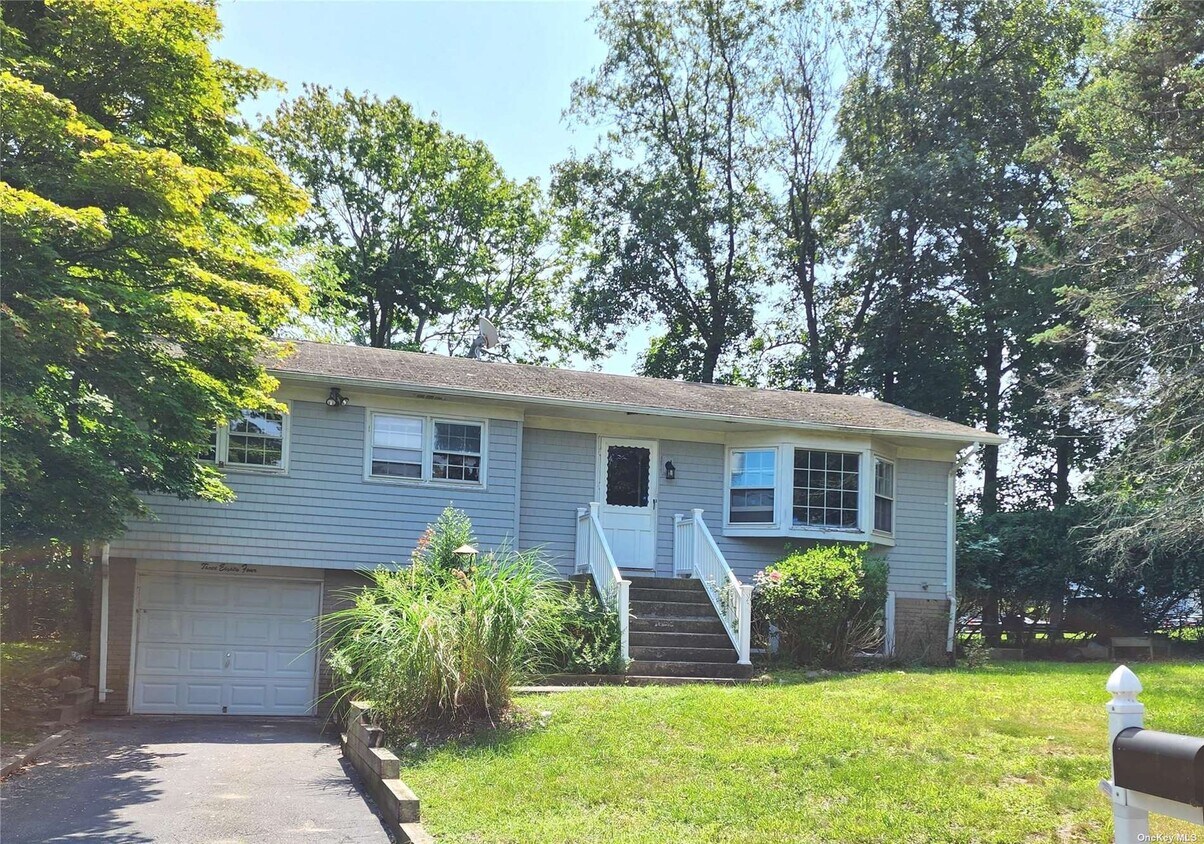 384 Soundview Dr, Rocky Point, NY 11778 Room for Rent in Rocky Point