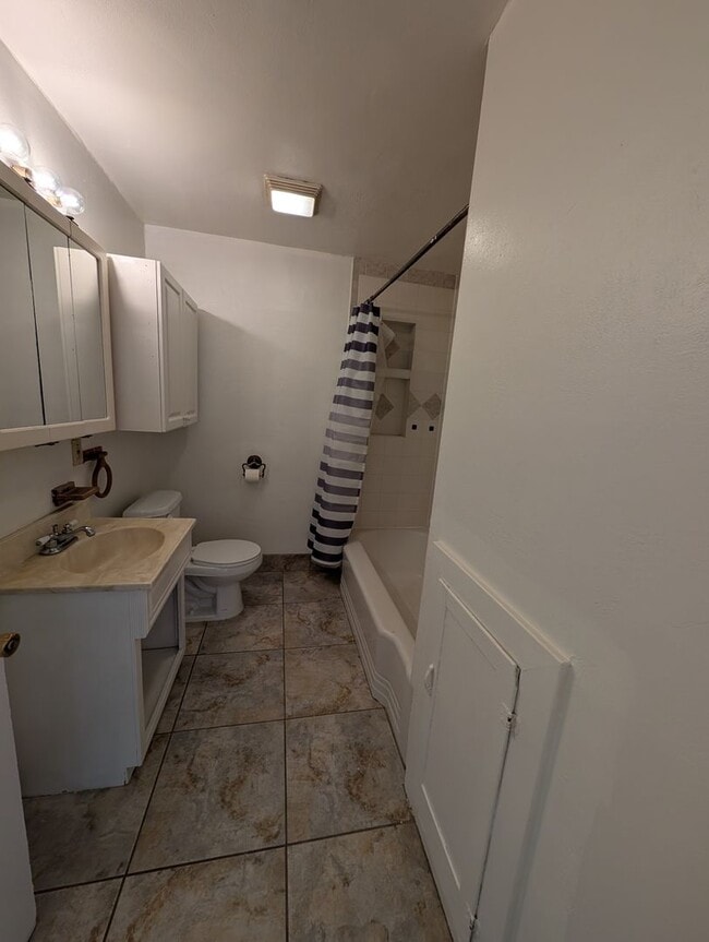 Building Photo - 3 Bedroom 1 bath house
