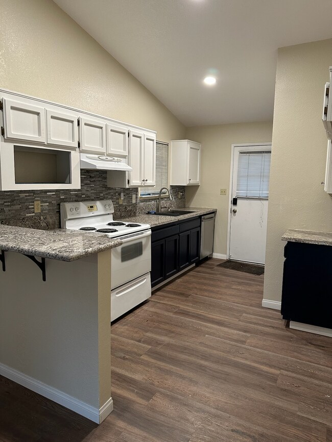 Foto del edificio - Newly Renovated Condo - In Beautiful Gated Community!