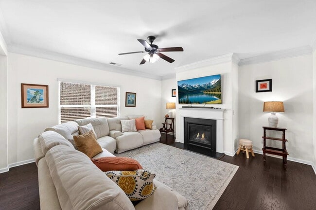 Foto del edificio - Furnished or Unfurnished spacious two story traditional conveniently located and ready now!