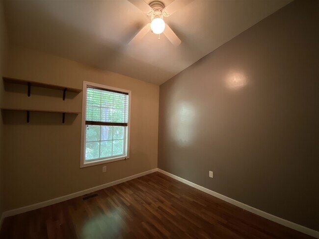 Building Photo - 1250 W Adams Hill Cir