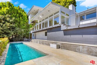 Building Photo - 8312 Hollywood Blvd