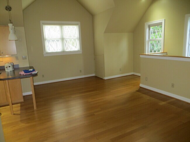 Sala de estar con techo abovedado - 2115 Gladstone Ave