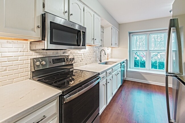 Building Photo - 3 bedroom, 2.5 bath in Mendenhall Village