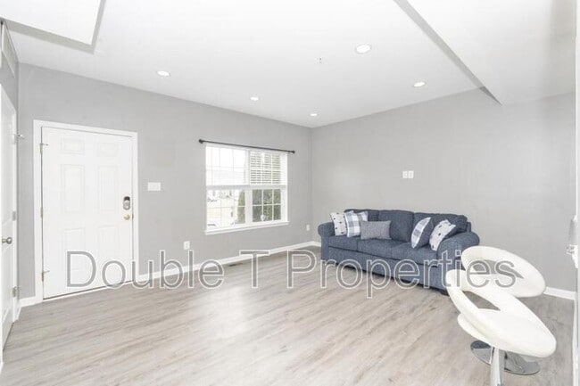 Building Photo - 1841 Graymount Way