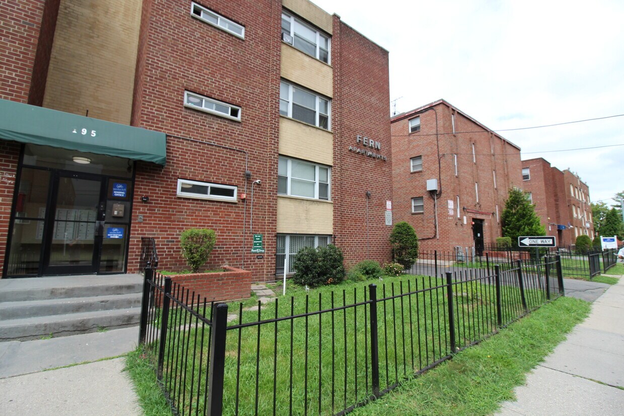 Primary Photo - 196 Sigourney St