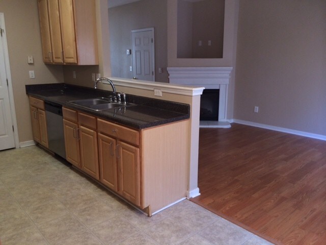 Building Photo - 3 Bedroom 2 Bath Townhome in Gated Community