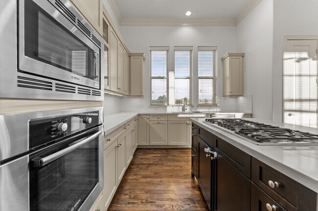 Foto del edificio - 2202 Lakeshore Edge Dr