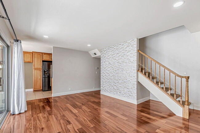 Building Photo - 8130 Park Villa Cir