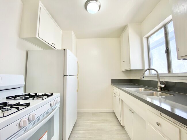 Foto del edificio - 638 N West Knoll Dr