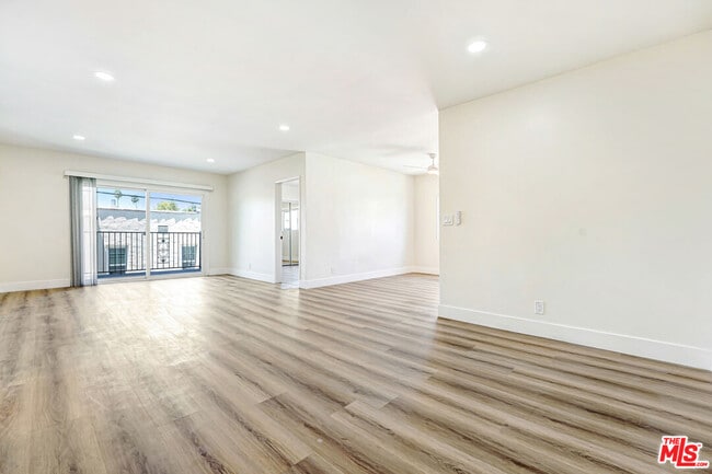 Building Photo - 8208 Romaine St