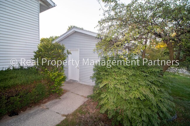 Foto del edificio - Newly Renovated 2-Bed, 1-Bath Lower Unit w...