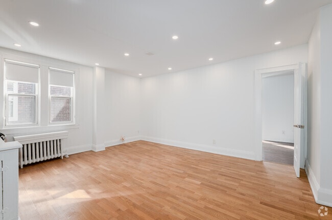 2BR, 1BA - 721SF - Living Room - 310-312 LONSDALE RD