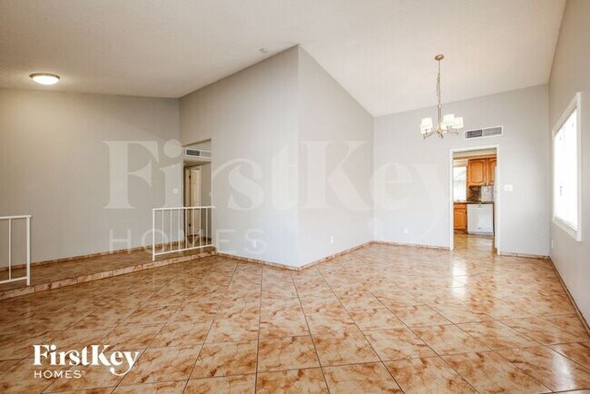 Building Photo - 2733 E Larkspur Dr