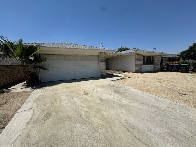 Building Photo - Three Bedroom Two Bathroom Pool Home in He...