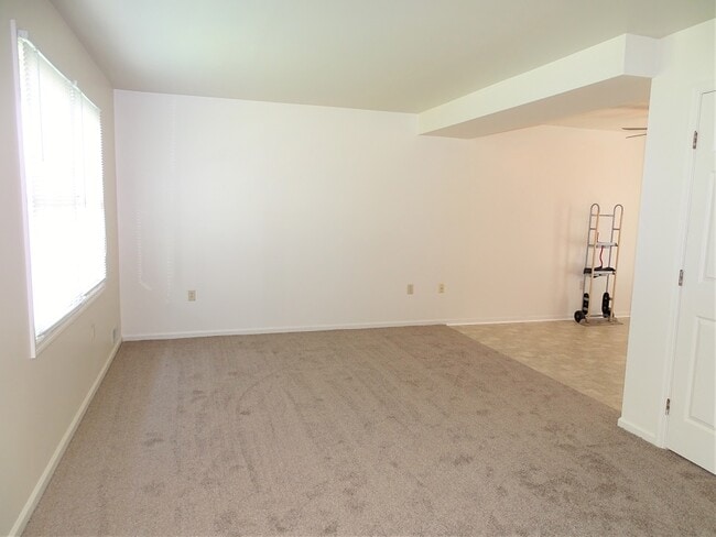 Building Photo - 15 Oriole Dr