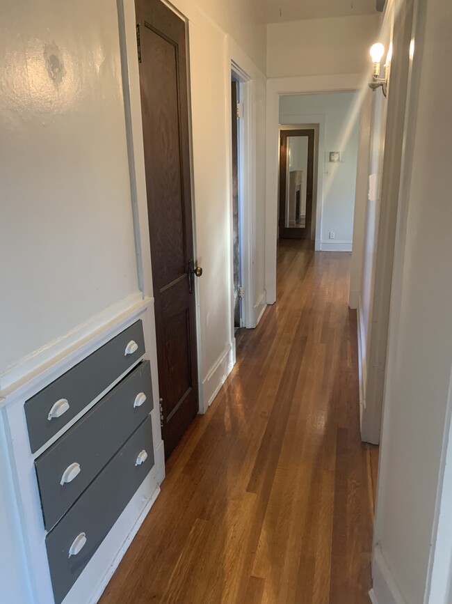Hallway - 1408 W Balmoral Ave