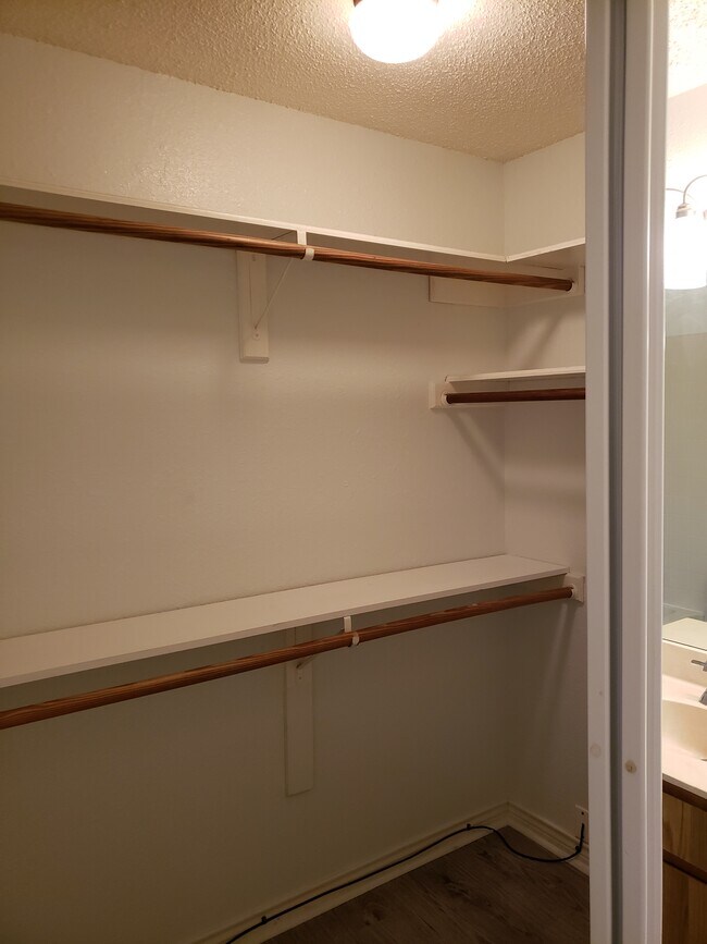 Armario principal - 915 Hyridge St