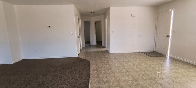 Building Photo - 3 bedroom 2 bath duplex in lamplight by Iron Springs Elementary, 2 car garage!