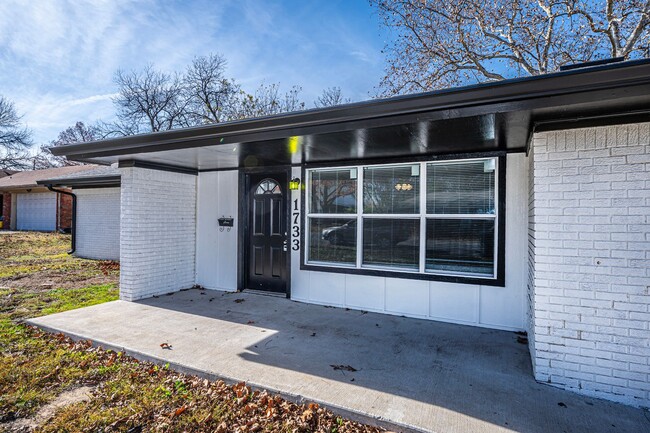 Building Photo - Updated 3 Bedroom with Fenced Yard