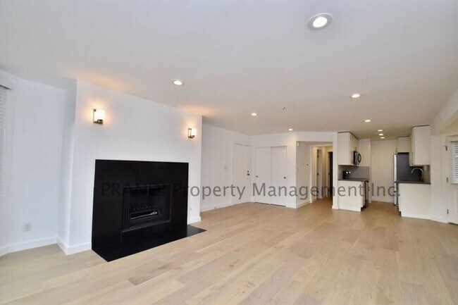 Building Photo - Impeccable Quality 1 Bedroom Seminary Condo