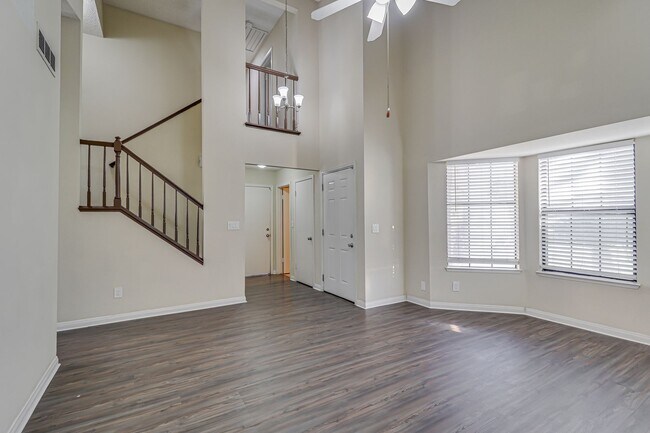 Foto del edificio - Gorgeous 2 Story Home Fully Upgraded – Move-In Ready!- 4 bedroom 3 bath