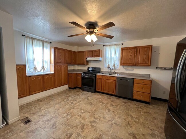 Foto del edificio - Conveniently Located 4 Bed/2 Bath Home-Central AC and Heat-Available 3/01!