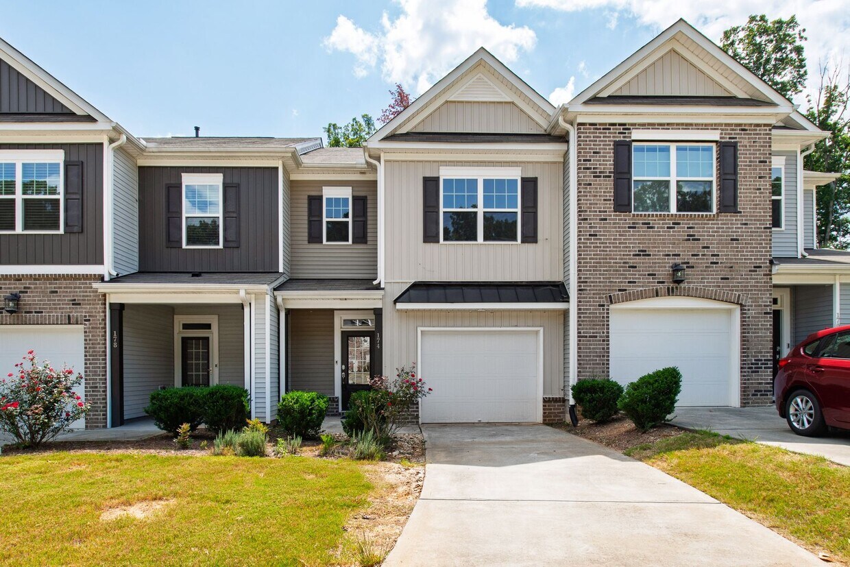 Primary Photo - Serene Cul-de-Sac Retreat: 3BR Hillsboroug...