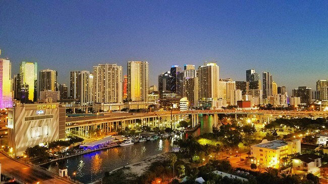 Foto del edificio - 10 SW South River Dr