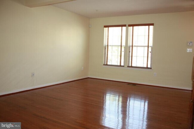 Foto del edificio - 7062 Holly Springs Ln