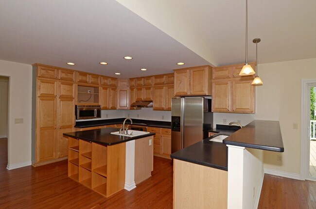 Building Photo - 913 Cornell Ct