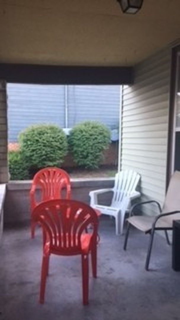 Foto del edificio - 1 bedroom, 1 bath duplex: Available August 2026!