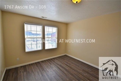 Building Photo - No Deposit Option! Stunning 3 Bedroom Tooe...