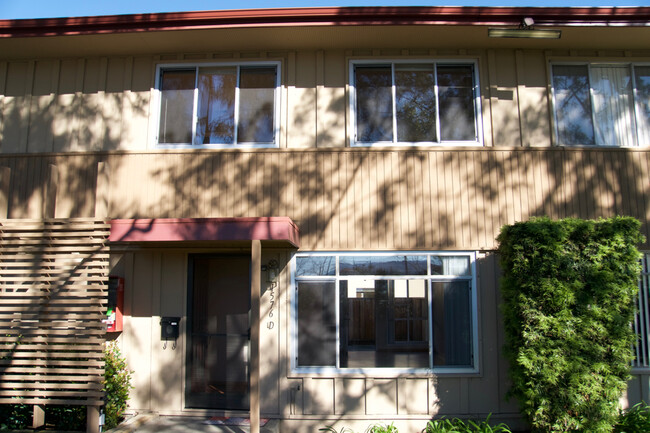 Building Photo - 1576 Marina Court #D