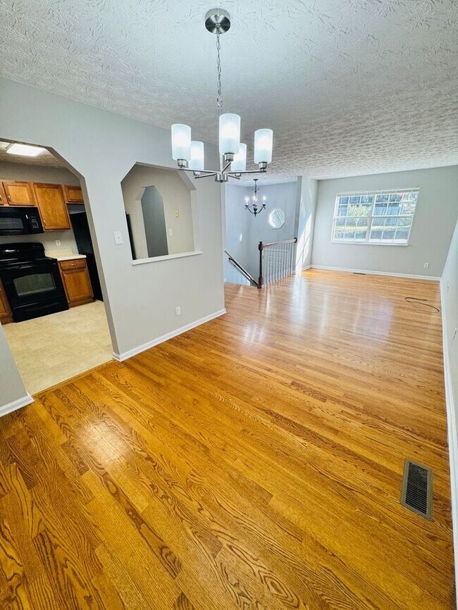 Foto del edificio - Split-Foyer Charm with Modern Upgrades in West Knox